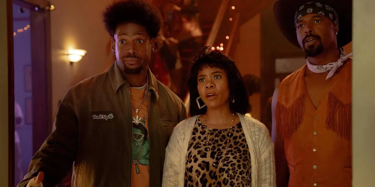 Esta imagem mostra Marlon Wayans e Shawn Wayans reprisando seus papéis como Shorty e Ray ao lado de Regina Hall como Brenda em Todo Mundo em Pânico 6.