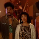 Esta imagem mostra Marlon Wayans e Shawn Wayans reprisando seus papéis como Shorty e Ray ao lado de Regina Hall como Brenda em Todo Mundo em Pânico 6.