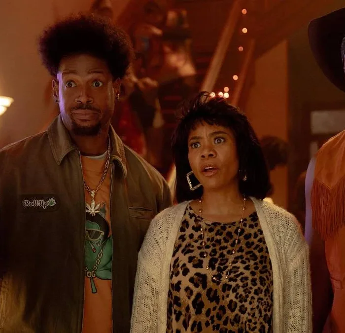 Esta imagem mostra Marlon Wayans e Shawn Wayans reprisando seus papéis como Shorty e Ray ao lado de Regina Hall como Brenda em Todo Mundo em Pânico 6.
