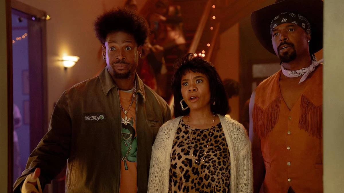 Esta imagem mostra Marlon Wayans e Shawn Wayans reprisando seus papéis como Shorty e Ray ao lado de Regina Hall como Brenda em Todo Mundo em Pânico 6.