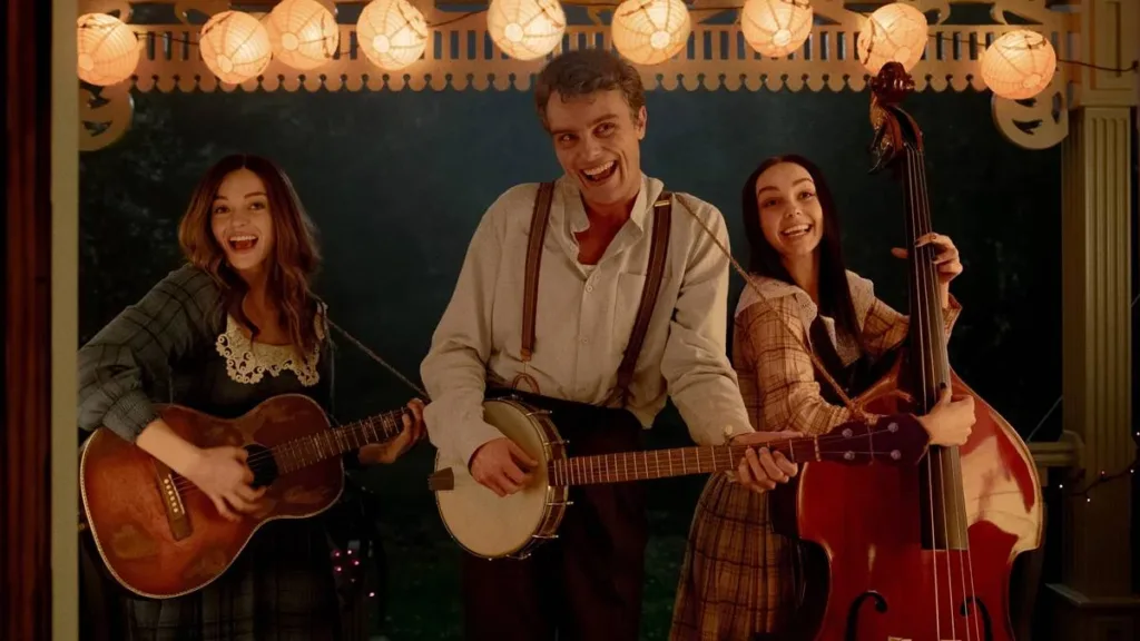 Esta imagem mostra uma cena do próximo filme de comédia "Todo Mundo em Pânico 6", apresentando os atores Olivia Rose Keegan, Cameron Scott Roberts e Savannah Lee Nassif.