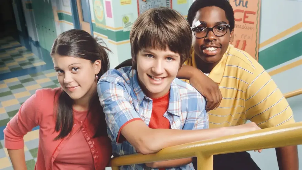 De iCarly a Todo Mundo Odeia o Chris: 10 Séries Americanas dos Anos 2000 que Marcaram uma Geração 4 Foto promocional para divulgação da série Manual de Sobrevivência Escolar do Ned