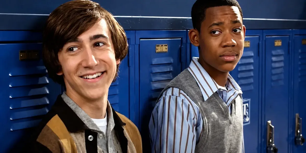 De iCarly a Todo Mundo Odeia o Chris: 10 Séries Americanas dos Anos 2000 que Marcaram uma Geração Séries americanas dos anos 2000: Chris e Greg em cena em frente ao armário do colégio de Todo Mundo Odeia o Chris