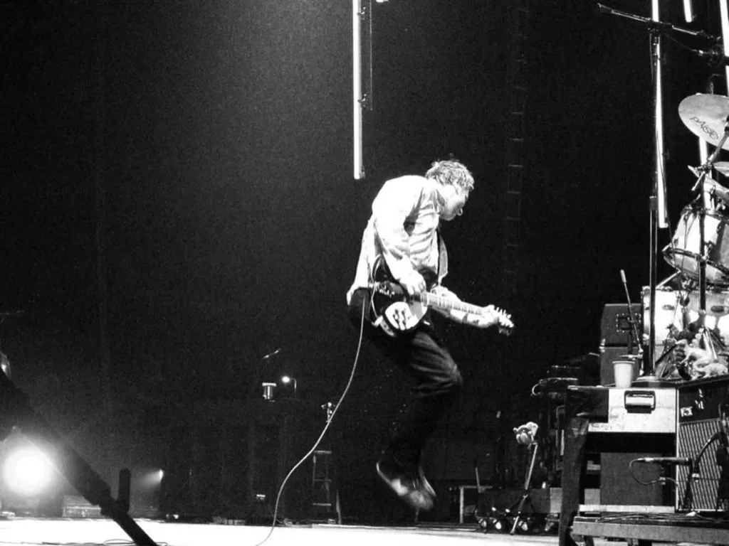 R.E.M. | Peter Buck Enterra Chances de Reunião da Banda e Detona Turnês Nostálgicas: "Não Quero Ser um Ato de Legado no Glastonbury" 1 Peter Buck R.E.M. Suíça 2005