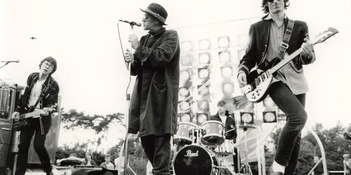 R.E.M. | Peter Buck Enterra Chances de Reunião da Banda e Detona Turnês Nostálgicas: “Não Quero Ser um Ato de Legado no Glastonbury” R.E.M. 1985 Alemanha Site oficial
