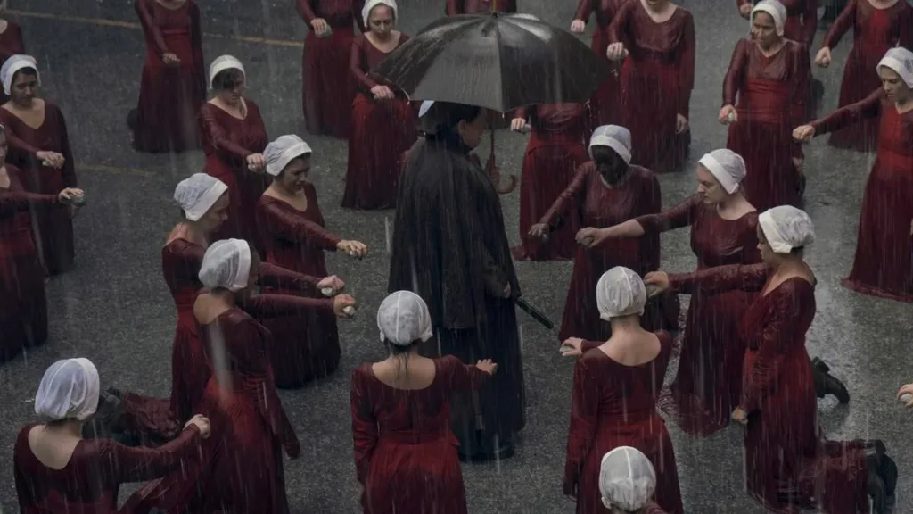 The Handmaid's Tale | Serena Joy e o Paradoxo de Alimentar a Própria Opressão 2 The Handmaid's Tale O Conto de Aia Disney Plus Divulgação