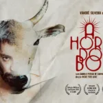 A Hora do Boi | Quando Existir Não Basta 7 Cartaz da peça A Hora do Boi, com montagem visual que une o rosto de um homem à cabeça de um boi, ao lado do título do espetáculo.
