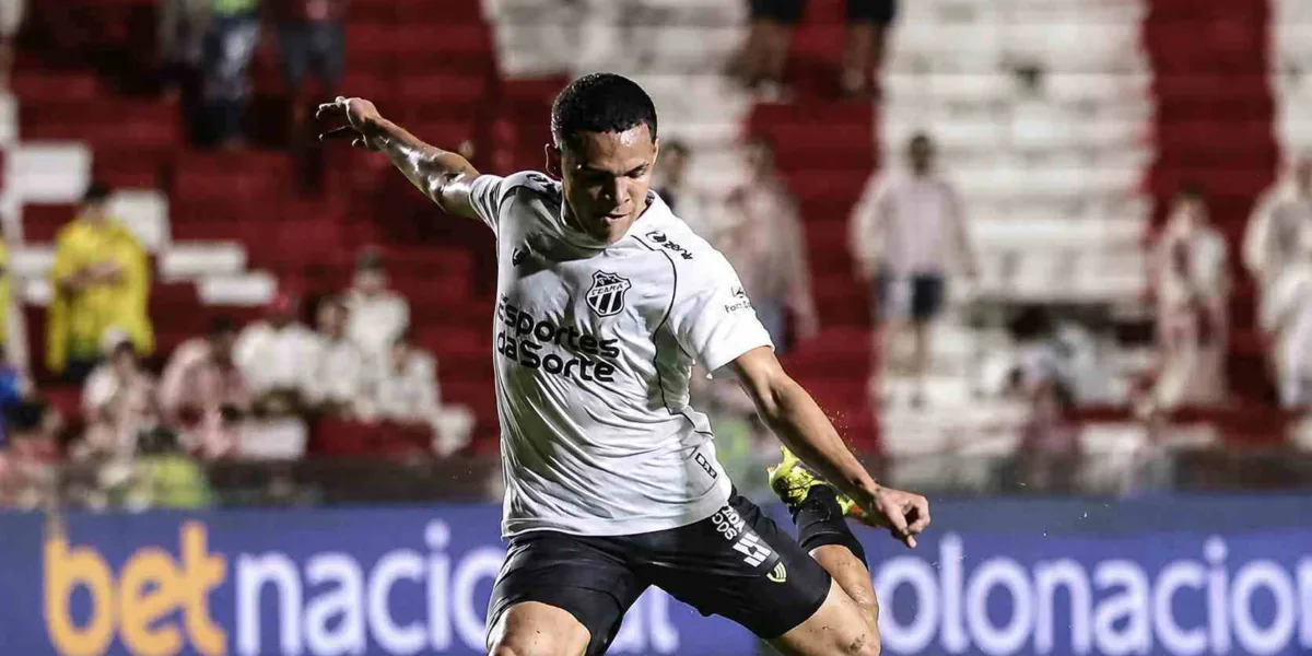 Ceará Amarga Nova Derrota e Volta à Zona de Rebaixamento na Série B Mek Jogador do Ceará Alvinegro