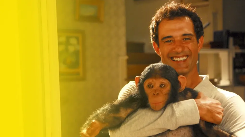 Marcos Pasquim e a chimpanzé filho 