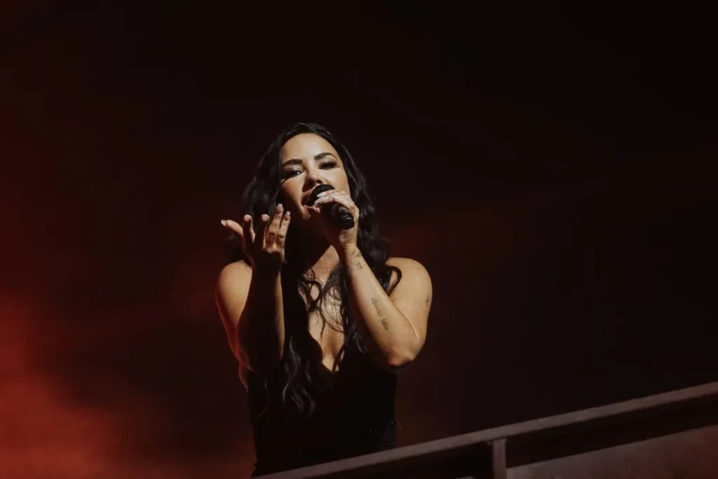 Demi Lovato Traz Pabllo Vittar e Entrega Um dos Shows Mais Cheios do Rock in Rio 2026 1 Demi Lovato Austin It's Not That Deep 1