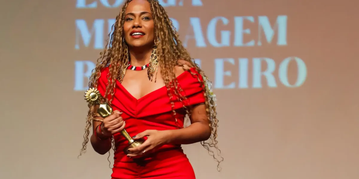 Naruna Costa Transforma Revolta em Kikito Por “Pele de Rinoceronte” Naruna Costa - Kikito