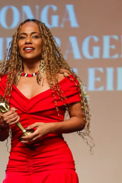 Naruna Costa Transforma Revolta em Kikito Por “Pele de Rinoceronte” Naruna Costa - Kikito