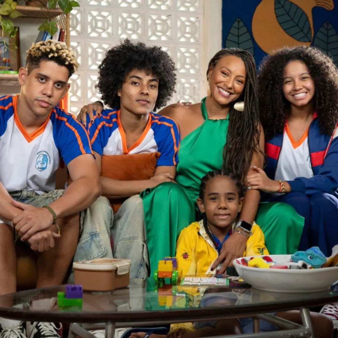 Por Você | Novela Traz Elementos das Tramas dos Anos 2000 2 Novela Por Você Bela e os filhos de Juli em uma imagem promocional da novela