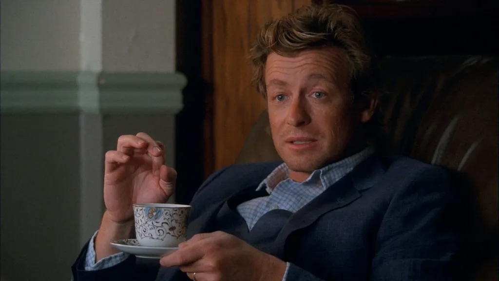 O Mentalista | 12 Curiosidades Dos Bastidores Que Você Provavelmente Não Sabia 4 O Mentalista - Em cena Patrick Jane bebendo chá