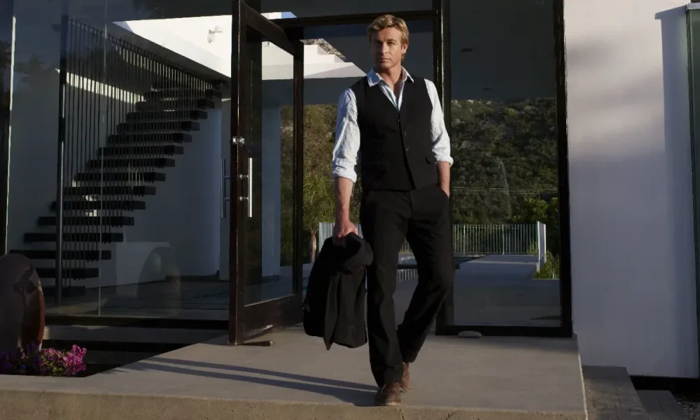 Imagem promocional da série O Mentalista com o ator Simon Baker que dá vida ao personagem principal o consultor Patrick Jane