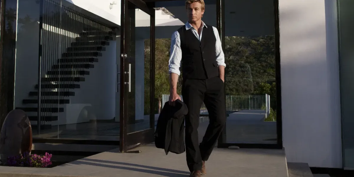 O Mentalista | 12 Curiosidades Dos Bastidores Que Você Provavelmente Não Sabia Imagem promocional da série O Mentalista com o ator Simon Baker que dá vida ao personagem principal o consultor Patrick Jane
