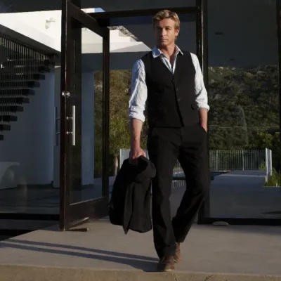 Imagem promocional da série O Mentalista com o ator Simon Baker que dá vida ao personagem principal o consultor Patrick Jane