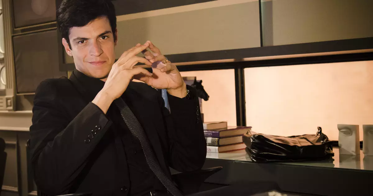 Os 7 maiores bordões das novelas brasileiras Félix, personagem interpretado por Mateus Solano na novela Amor à Vida, olhando para a câmera.