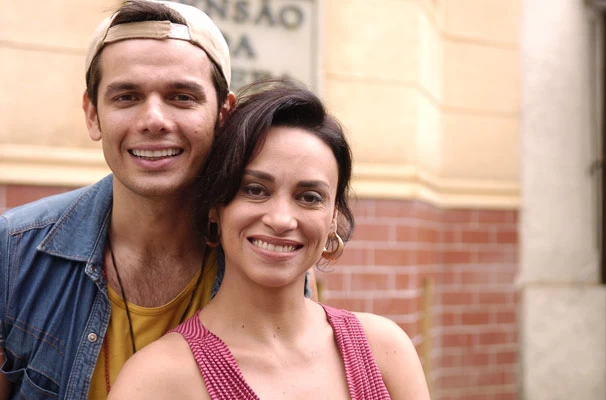 Adenor (Otaviano Costa) e Ivonete (Suzana Pires) em cena da novela Caras & Bocas.