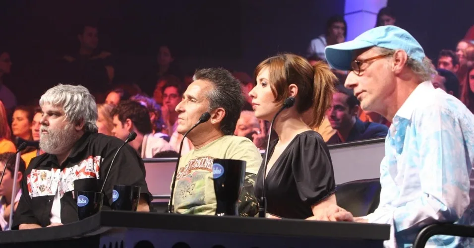 Os 8 Programas de TV dos Anos 2000 que Marcaram Gerações e Desapareceram da TV Brasileira 2 Os 8 programas de TV dos anos 2000, jurados do Ídolos no SBT