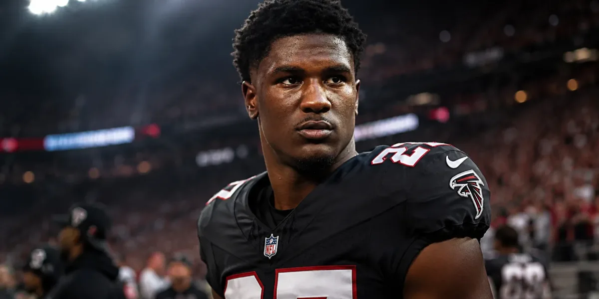 Falcons Perdem Destaque Defensivo: James Pearce Jr. É Suspenso Por Oito Jogos Pela NFL Pearce NFL 01