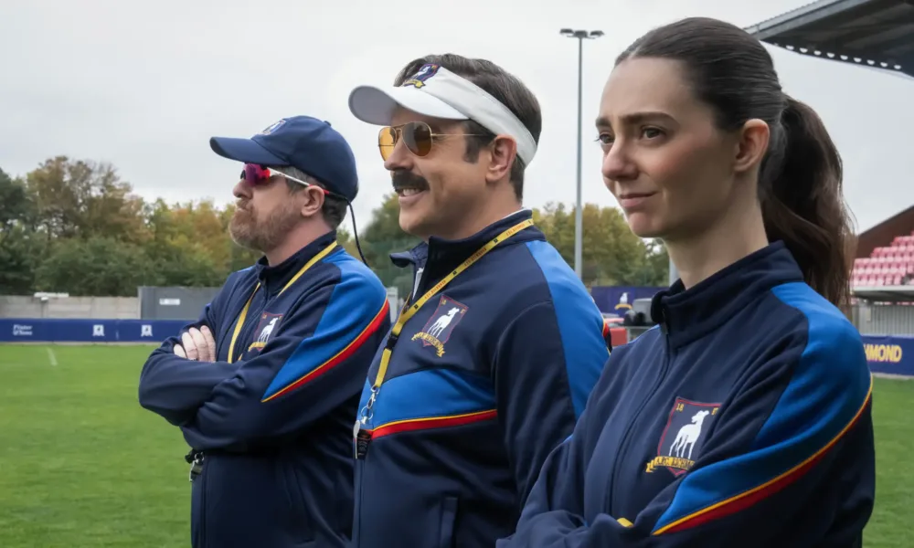 Ted Lasso e treinadores no campo