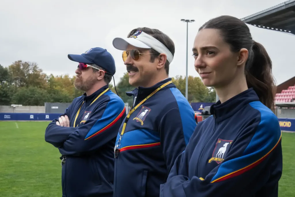 Ted Lasso e treinadores no campo
