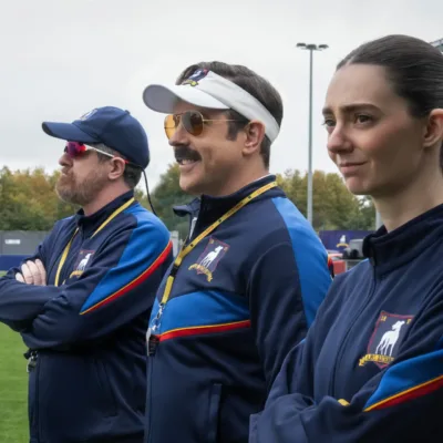 Ted Lasso e treinadores no campo