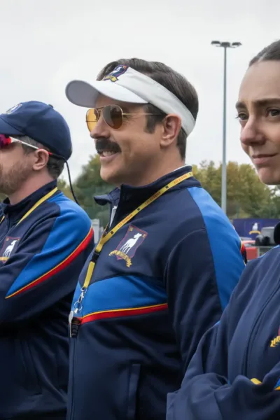 Ted Lasso e treinadores no campo