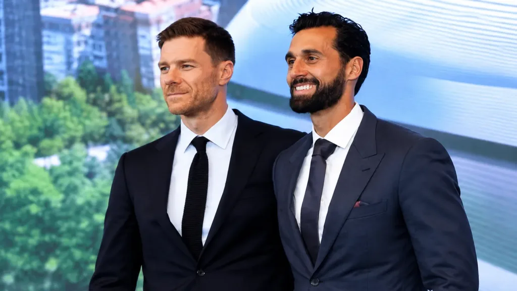 José Mourinho Retorna ao Real Madrid para Comandar Nova era dos Merengues 1 Xabi Alonso e Arbeloa Real Madrid