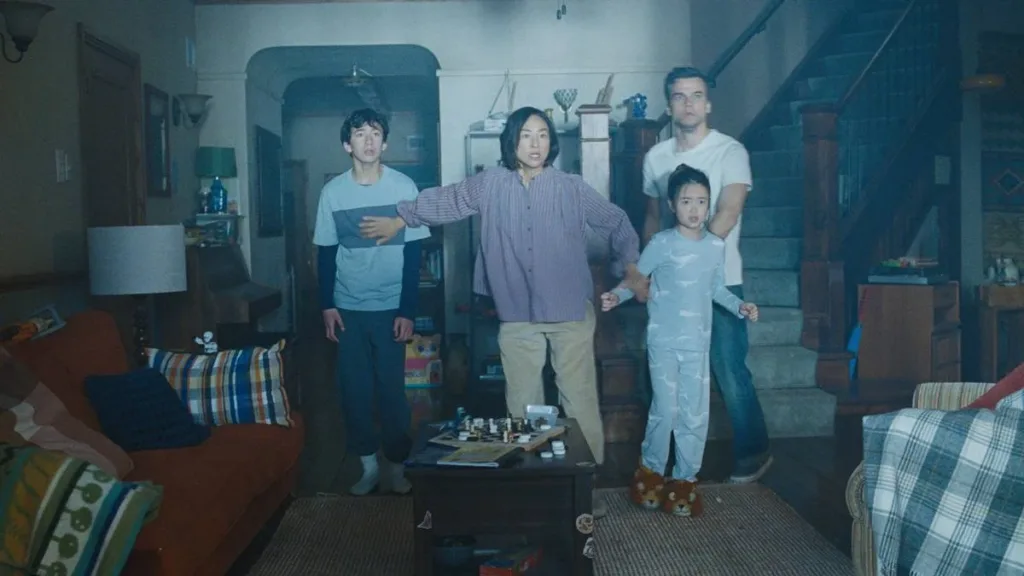 A Última Casa | Wagner Moura e Greta Lee Enfrentam Criaturas em Suspense Tenso, Mas Refém de Clichês 2 A Última Casa Netflix 3 Wagner Moura