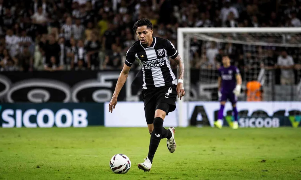 Giulio jogador do Ceará jogando