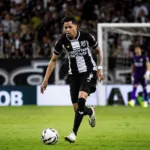 Giulio jogador do Ceará jogando