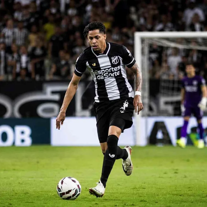 Giulio jogador do Ceará jogando