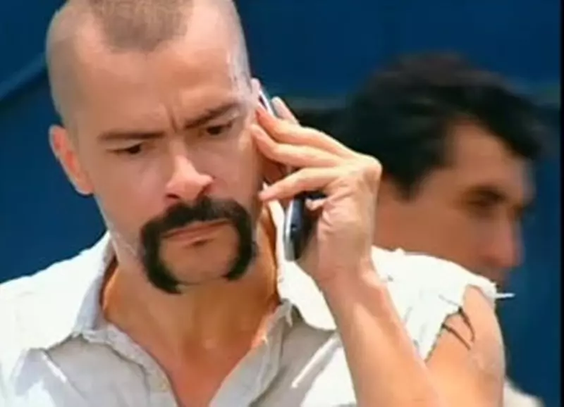 4 novelas da Record que realmente colocaram a Globo contra a parede nos anos 2000 1 4 Novelas da Record que colocaram a Globo contra a parede nos anos 2000 ,Heitor Martinez interpreta Jacson, líder do tráfico do Morro do Torto, enquanto fala ao telefone em cena da novela Vidas Opostas (2006).