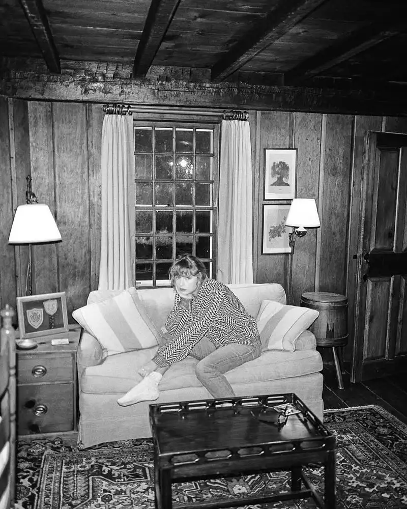 Folklore: A Inovação de um Triângulo Amoroso Criado por Taylor Swift 4 Folklore Taylor Swift August Instagram 3
