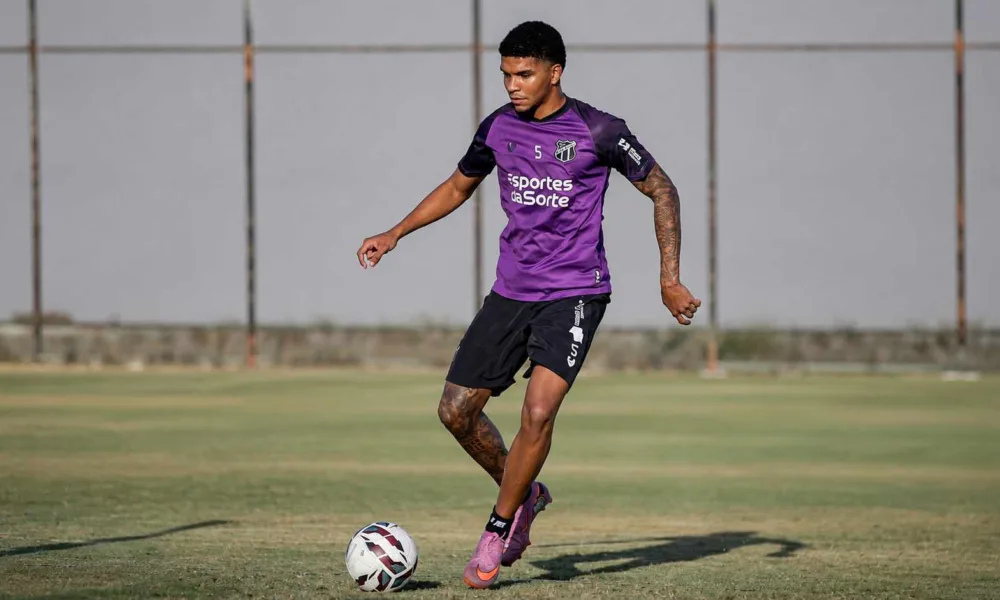 Zagueiro do Ceará no treino