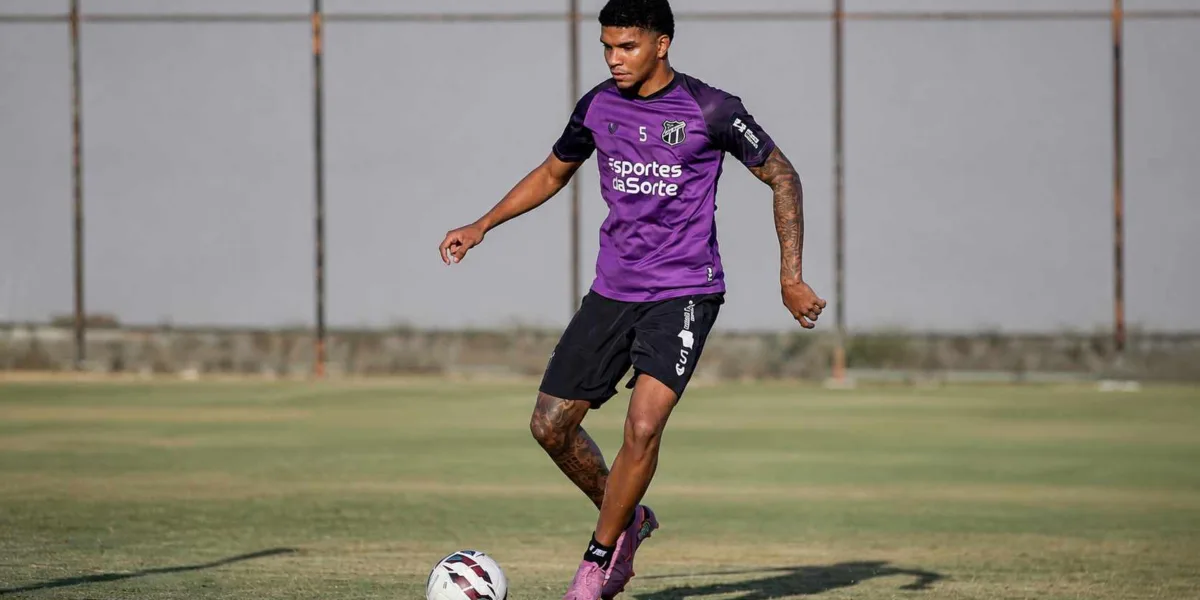 Zagueiro do Ceará no treino