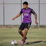 Zagueiro do Ceará no treino
