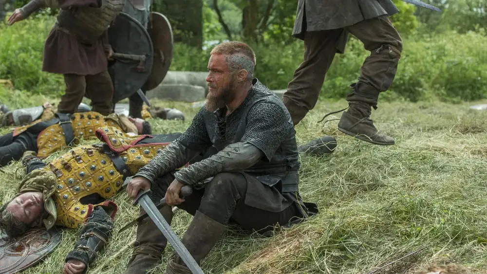 Ragnar Lothbrok em Vikings | Quem é o Personagem Que se Tornou o Símbolo da Série? 10 Ragnar sentado sobre o campo de batalha