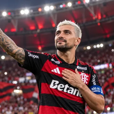 Estrangeiros Arrascaeta comemorando pelo Flamengo