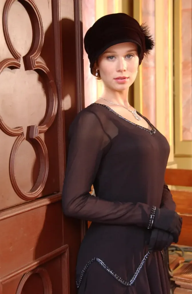 Chocolate com Pimenta - Ana vestindo um vestido preto básico em cena
