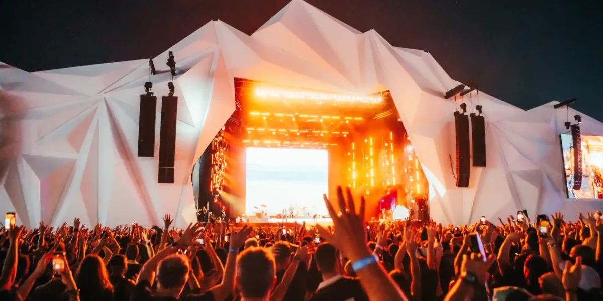 Laufey no Rock in Rio 2026: O Oásis de Jazz e Bossa Nova que Venceu a Indiferença da Multidão Detonautas Convida Biquini