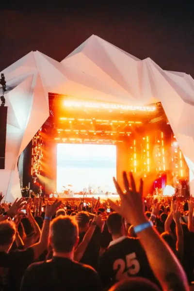 Laufey no Rock in Rio 2026 | O Oásis de Jazz e Bossa Nova que Venceu a Indiferença da Multidão Detonautas Convida Biquini