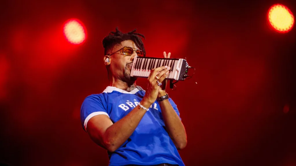 Jon Batiste Usa Liturgia do Groove e Transforma o Palco Mundo em Culto de Libertação no Rock in Rio 2026 1 Jon Batiste Palco Mundo