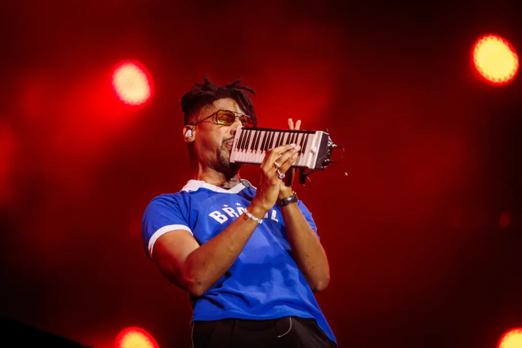 Jon Batiste Usa Liturgia do Groove e Transforma o Palco Mundo em Culto de Libertação no Rock in Rio 2026 1 Jon Batiste no Rock in Rio