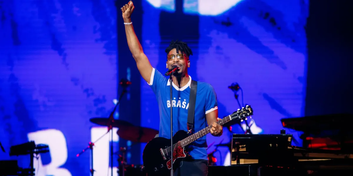 Jon Batiste Usa Liturgia do Groove e Transforma o Palco Mundo em Culto de Libertação no Rock in Rio 2026 Jon Batiste Rock in Rio Palco Mundo