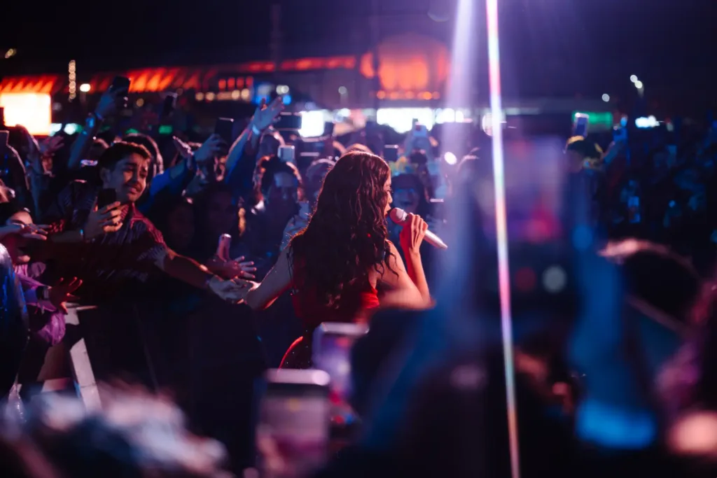 Laufey no Rock in Rio 2026 | O Oásis de Jazz e Bossa Nova que Venceu a Indiferença da Multidão 2 Laufey - Rock in Rio 2026