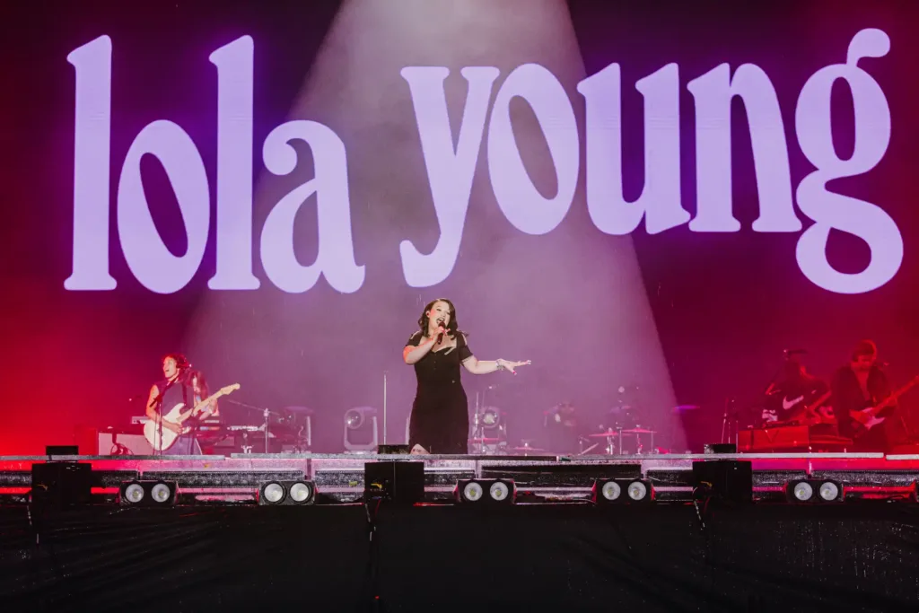 Lola Young no Rock in Rio 2026 | Vulnerabilidade, Chuva e a Estreia Anti-Pop no Palco Mundo 1 Lola Young - Rock in Rio 2026