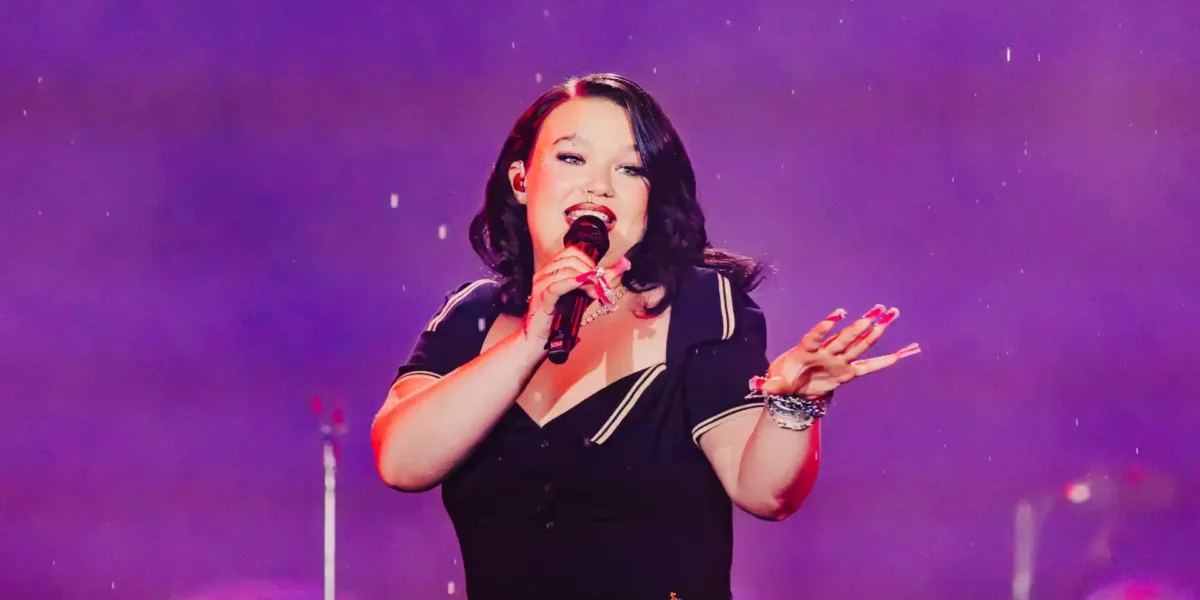 Lola Young no Rock in Rio 2026 | Vulnerabilidade, Chuva e a Estreia Anti-Pop no Palco Mundo Lola Young - Rock in Rio 2026
